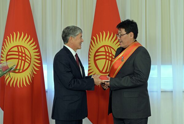 Президент КР Атамбаев наградил журналиста Сыргака Абдылдаева медалью Эрдик. Архивное фото - Sputnik Кыргызстан
