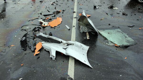 Разбросанные детали автомашины после аварии. Архивное фото - Sputnik Кыргызстан