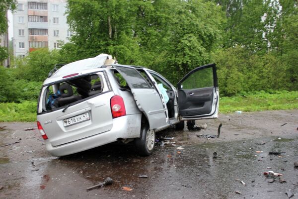 Водитель и два пассажира минивэна погибли на месте. - Sputnik Кыргызстан