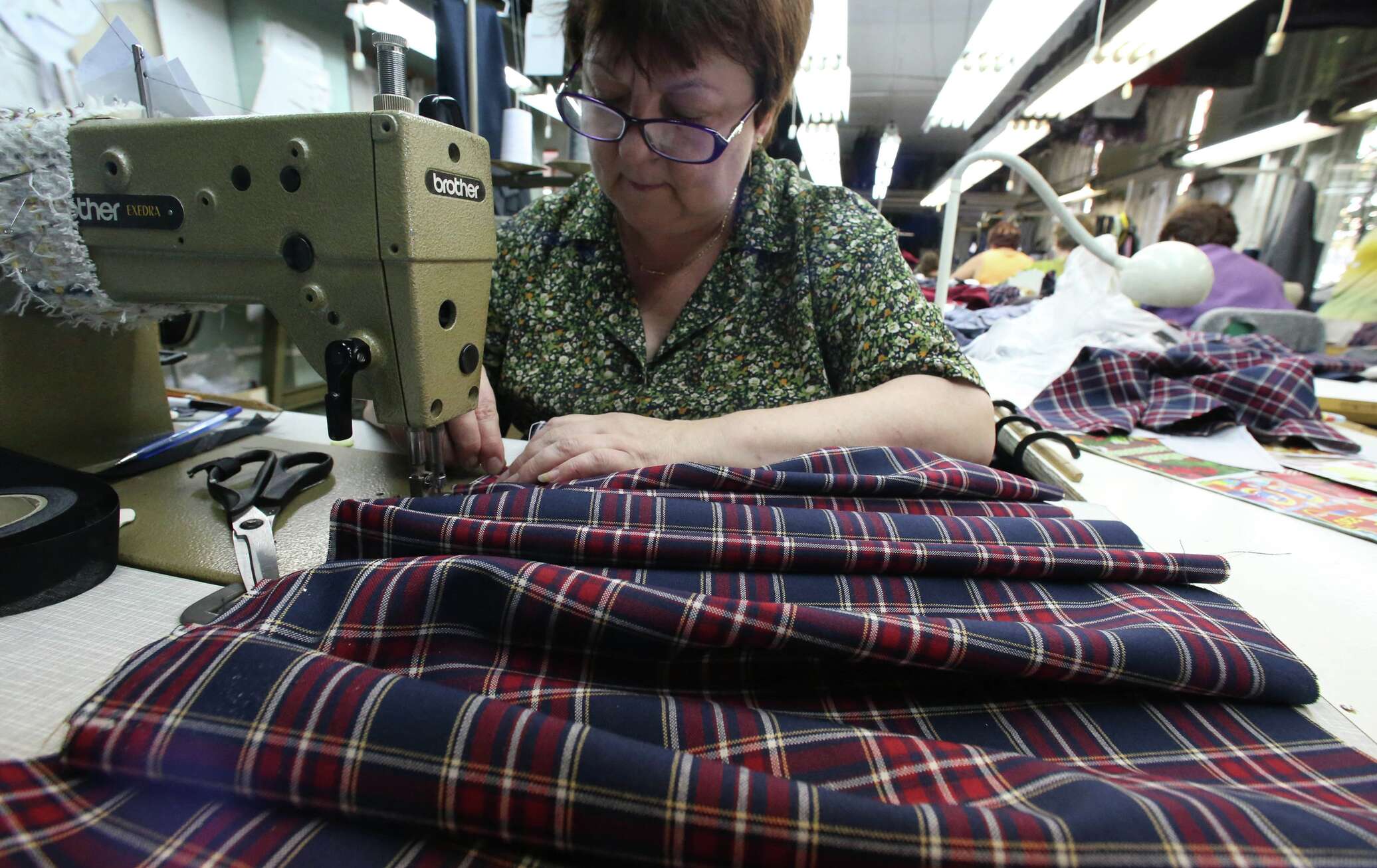 Платье пошив фабрика. Фабрика пошива одежды. Женщины на швейной фабрике. Пошив швейных изделий. Пошив трикотажных изделий.