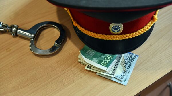 Милицейская фуражка, деньги и наручники. Архивное фото - Sputnik Кыргызстан