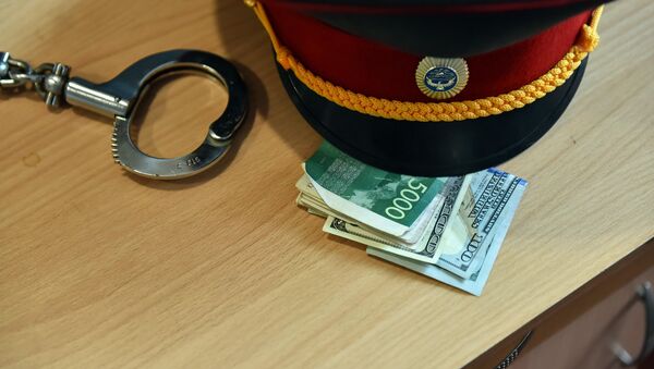 Милицейская фуражка с деньгами и с наручниками. Архивное фото - Sputnik Кыргызстан