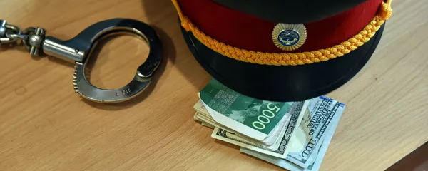 Милиционер задержан при получении взятки в $400 - Sputnik Кыргызстан