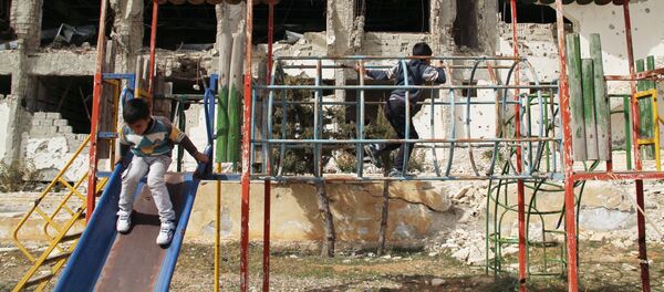Мальчики играют на детской площадке в сирийском городе Маалюля. Архивное фото - Sputnik Кыргызстан