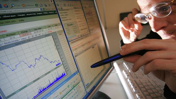 Мужчина с удивлением рассматривает показатели графика биржи. Архивное фото - Sputnik Кыргызстан