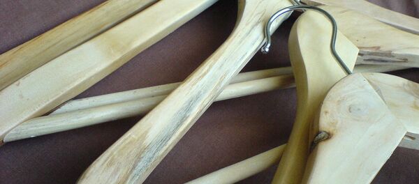 Вешалка для одежды. Архивное фото Вешалка для одежды. Архивное фото - Sputnik Кыргызстан