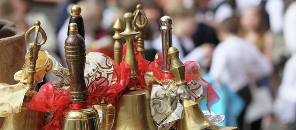 Колокольчики на последнем звонке. Архивное фото - Sputnik Кыргызстан