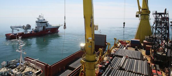 Трубы на палубе морского трубоукладчика С-Маster, осуществляющего укладку газопровода. Архивное фото - Sputnik Кыргызстан