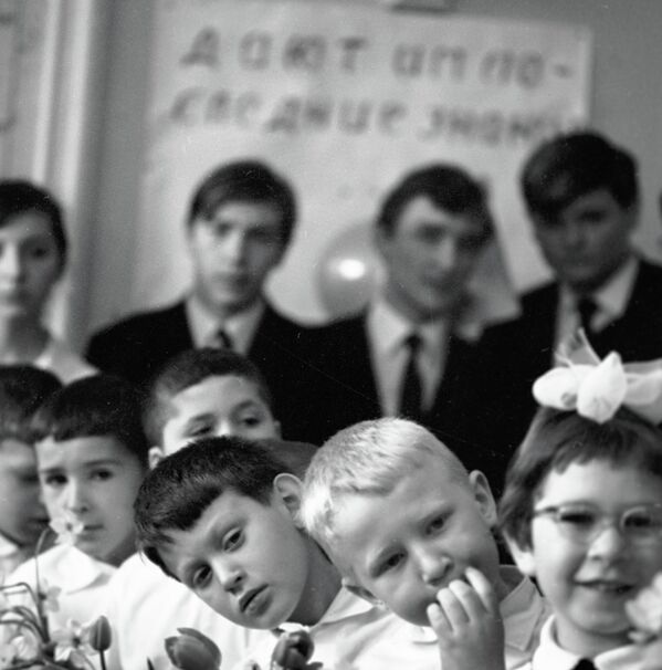 Ученики младших классов стоят на торжественной линейке. Москва, 1969 год. - Sputnik Кыргызстан