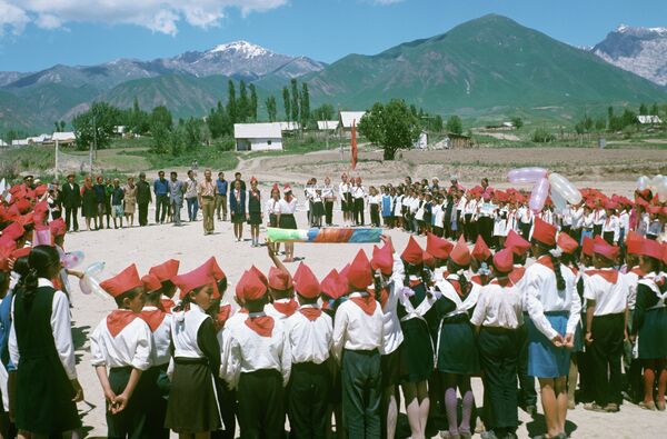 Пионерский праздник в сельской школе имени Крупской. Кыргызстан, 1974 год. - Sputnik Кыргызстан