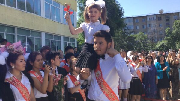 Девушки с бантами, цветы и танцы — последний звонок в Бишкеке - Sputnik Кыргызстан