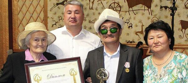 Таалайбек Боромбаев с сестрой Бактыгулом Боромбаевой. Архивное фото Сельчанин, построивший памятник, продав корову, стал гражданином года - Sputnik Кыргызстан