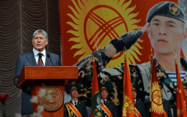 Президент Алмазбек Атамбаев поздравил военнослужащих с 23-й годовщиной образования Вооруженных сил КР. - Sputnik Кыргызстан