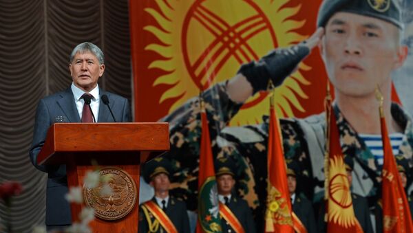 Атамбаев Куралдуу күчтөргө: өлкө эч кимдин алдында тизелебейт, анткени сиздер барсыздар - Sputnik Кыргызстан