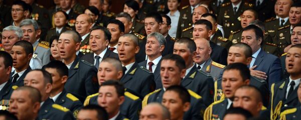 Президент Алмазбек Атамбаев во время концерта в день Вооруженных сил КР. Архивное фото - Sputnik Кыргызстан