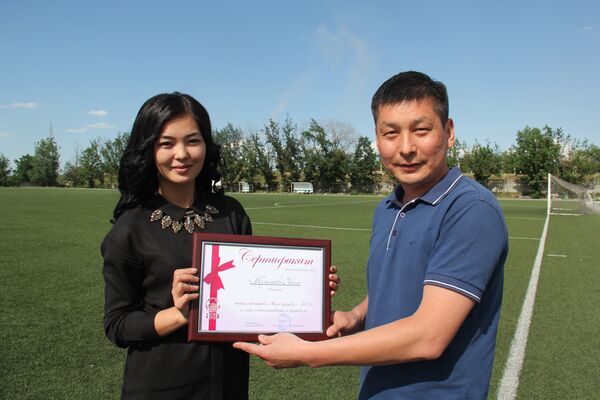 Мисс футбола Кыргызстана стала экс-полузащитник Абдыш-Аты  23-летняя Акеля Жумалиева. Архивное фото - Sputnik Кыргызстан