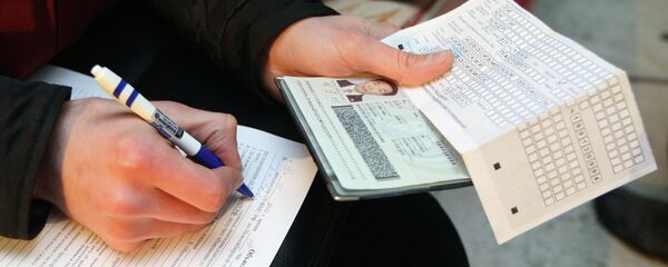 Миграция боюнча кызматкери документ текшерүү кези. Архив - Sputnik Кыргызстан