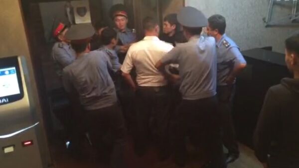 Милиция кызматкерлери шаардагы клубдун фейс-контролунан өтө албай калышты - Sputnik Кыргызстан