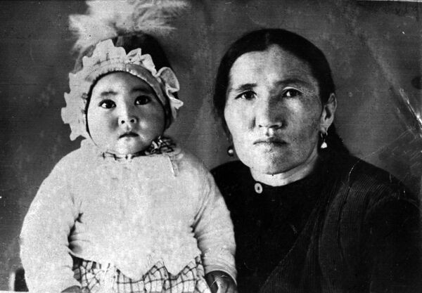 Бабушка назвала ее в честь героини полюбившейся ей кыргызской оперы. - Sputnik Кыргызстан