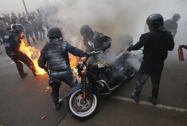 Полицейский едва не сгорел заживо во время беспорядков в Мехико. - Sputnik Кыргызстан