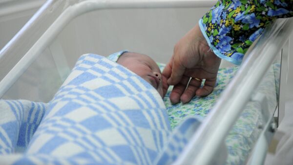 Новорожденный мальчик в палате родильного дома. Архивное фото - Sputnik Кыргызстан