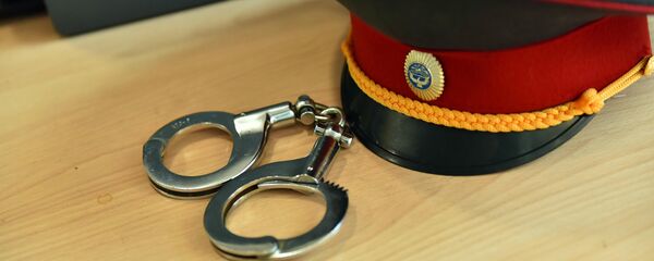 Наручники для ареста и фуражка милиционера внутренних дел. Архивное фото - Sputnik Кыргызстан