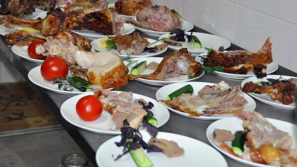 Мясо укладывают по тарелкам. Архивное фото - Sputnik Кыргызстан