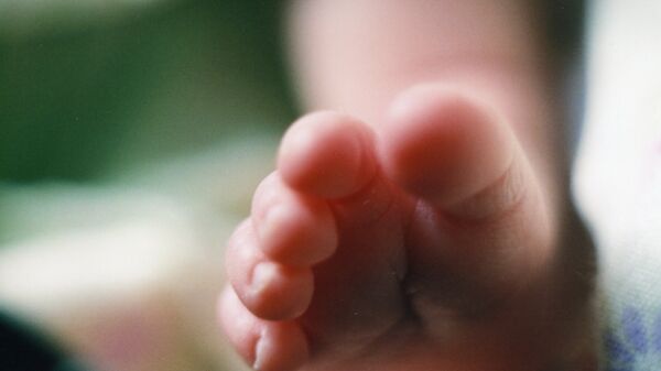Нога новорожденного ребенка . Архивное фото  - Sputnik Кыргызстан