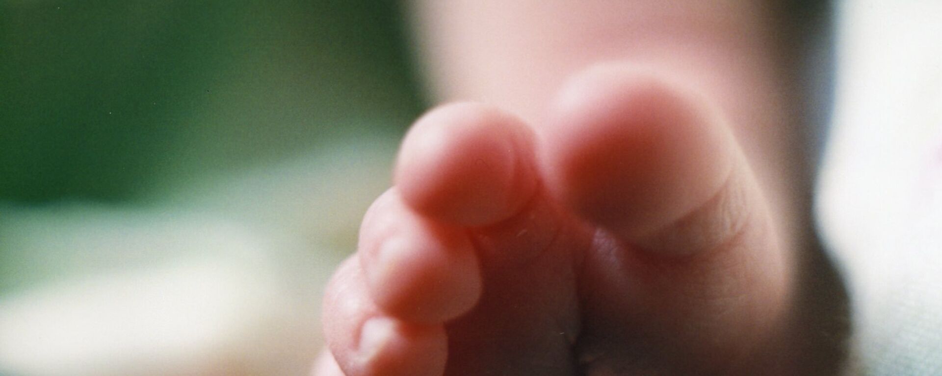 Нога новорожденного ребенка . Архивное фото  - Sputnik Кыргызстан, 1920, 02.02.2024