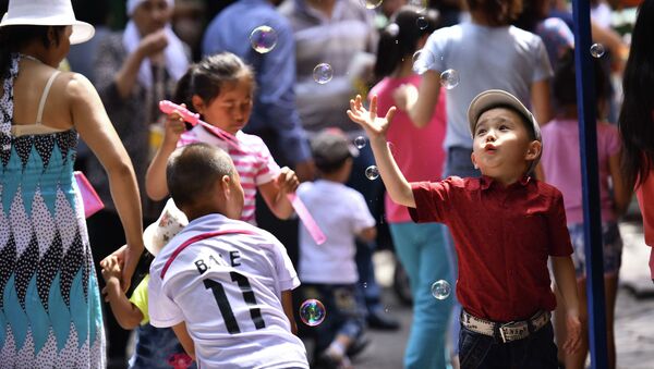Дети пускают пузырьки. Архивное фото - Sputnik Кыргызстан