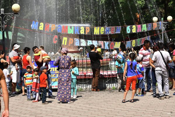 В честь Дня защиты детей в парк имени Панфилова пришло много детей. - Sputnik Кыргызстан