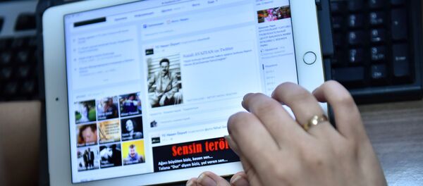 Страница одной из социальных сетей на планшете. Архивное фото - Sputnik Кыргызстан