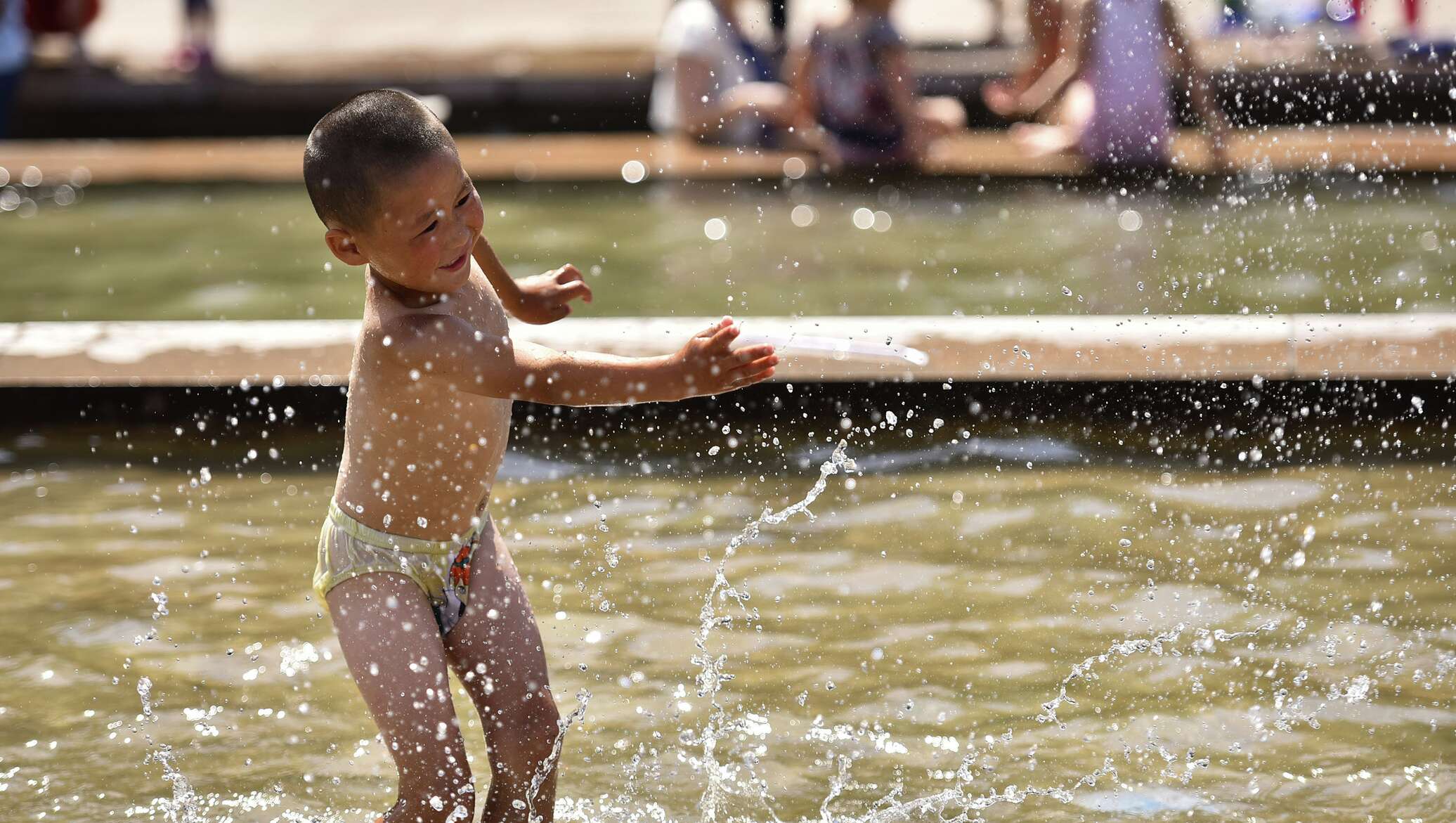 Школьники купаются. Детишки купаются. Дети купаются в реке. Ребятишки купаются. Дети купаются в фонтане.