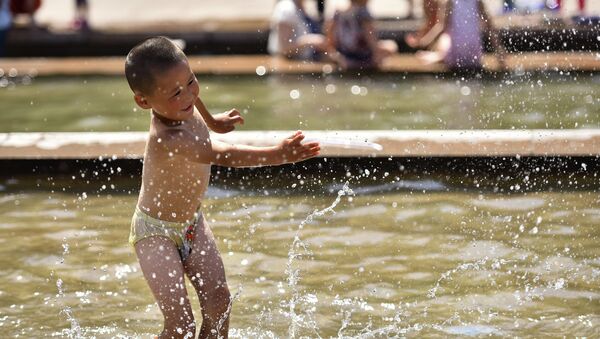 Ребенок купается в фонтане. Архивное фото - Sputnik Кыргызстан