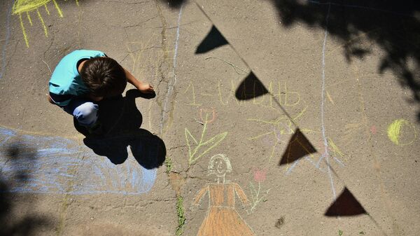 Мальчик пишет на асфальте. Архивное фото - Sputnik Кыргызстан