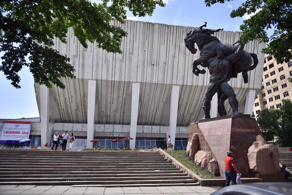 Миңдеген иш-чаралар өткөн Каба уулу Кодомкул атындагы спорт сарайы Өмүрзаковдун жетекчилиги алдында курулган - Sputnik Кыргызстан