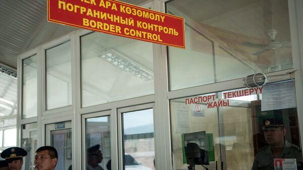 Паспортный контроль на таможенном посту на границе Кыргызстана. Архивное фото - Sputnik Кыргызстан