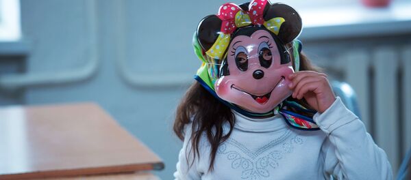 Архивное фото ребенка в игрушечной маске - Sputnik Кыргызстан