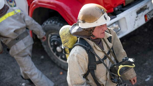 Сотрудник противопожарной службы. Архивное фото - Sputnik Кыргызстан