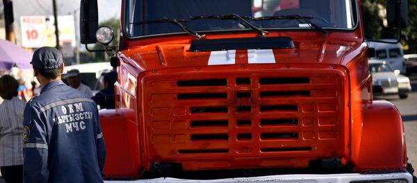 Сотрудник МЧС на месте пожара. Архивное фото - Sputnik Кыргызстан