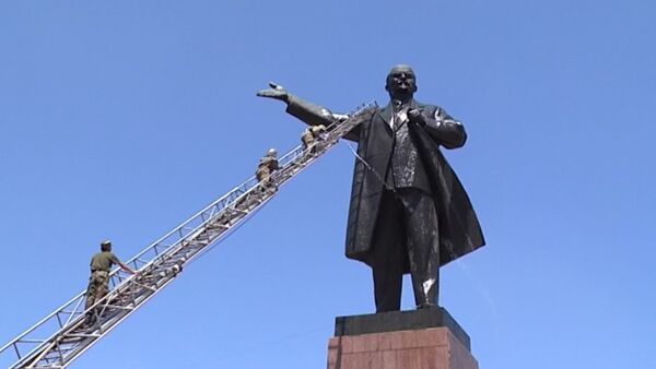 Ленин принял душ из брандспойта - Sputnik Кыргызстан
