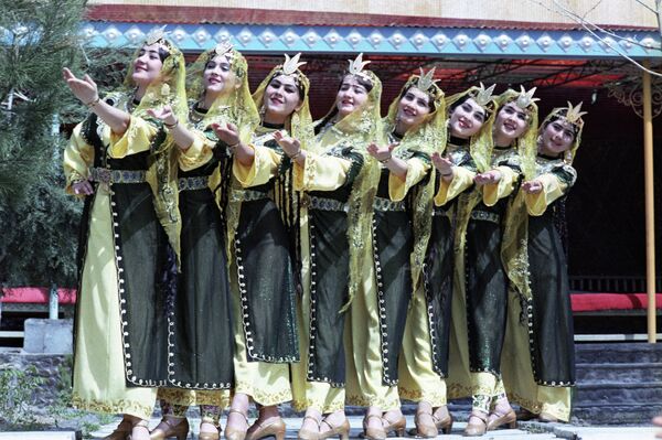 Таджикский танцевальный ансамбль. Архивное фото - Sputnik Кыргызстан