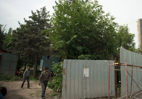 Стройка в парковой зоне в Бишкеке. Архивное фото - Sputnik Кыргызстан