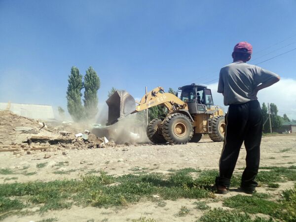 Работники мэрии города Бишкека сносят бульдозером незаконно построенные дома - Sputnik Кыргызстан