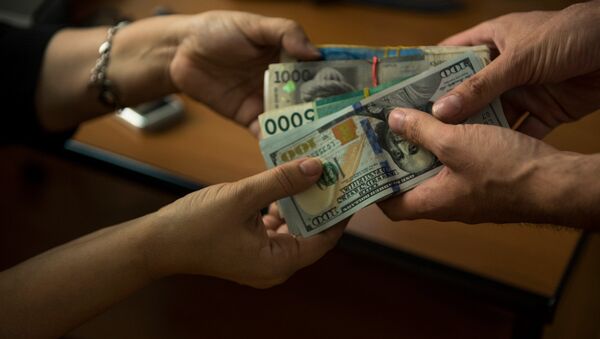 Мужчина передает деньги женщине. Архивное фото - Sputnik Кыргызстан