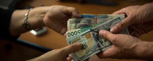Передача денег. Архивное фото - Sputnik Кыргызстан