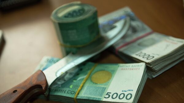 Пачка кыргызских валют и нож. Архивное фото - Sputnik Кыргызстан