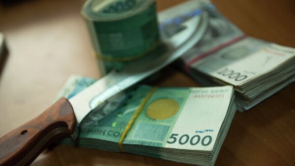 Пачка денег и нож. Иллюстративное фото - Sputnik Кыргызстан