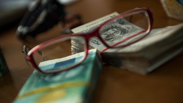 Деньги и очки на столе. Архивное фото - Sputnik Кыргызстан