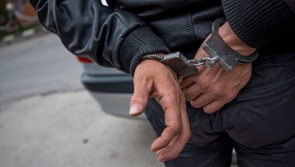 Нарушивший закон мужчина в наручниках - Sputnik Кыргызстан